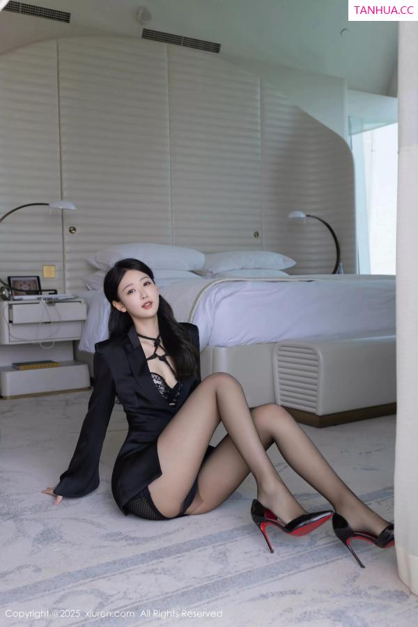 唐安琪  [XiuRen]高清写真图 2025.05.12 No.10267 唐安琪 黑色西服第6张图片